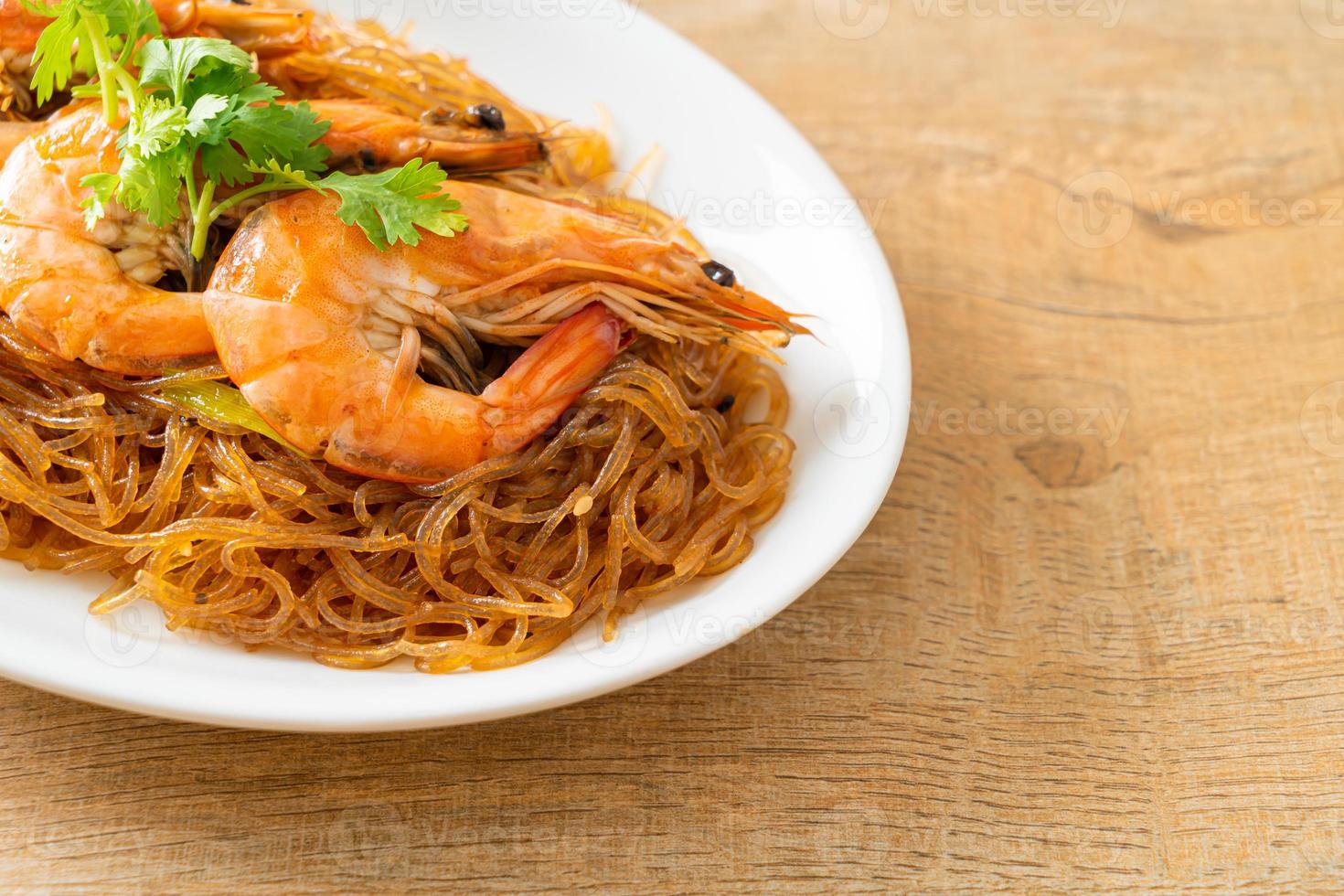 camarones a la cazuela o al horno con fideos de vidrio foto