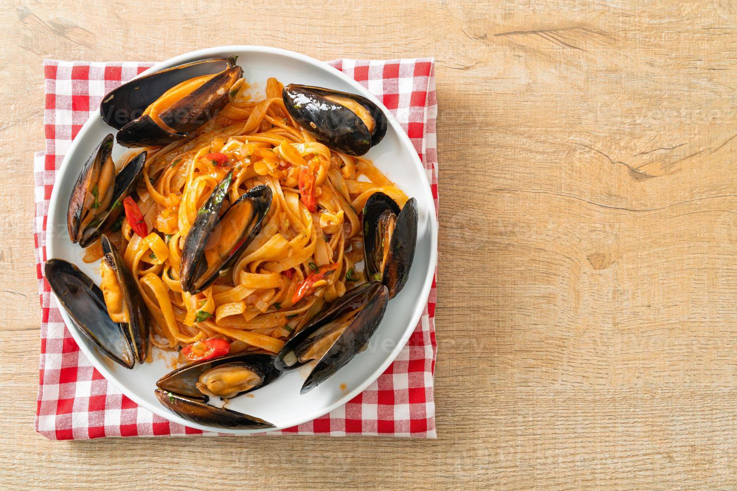 pasta de espagueti con mejillones o almejas y salsa de tomate foto