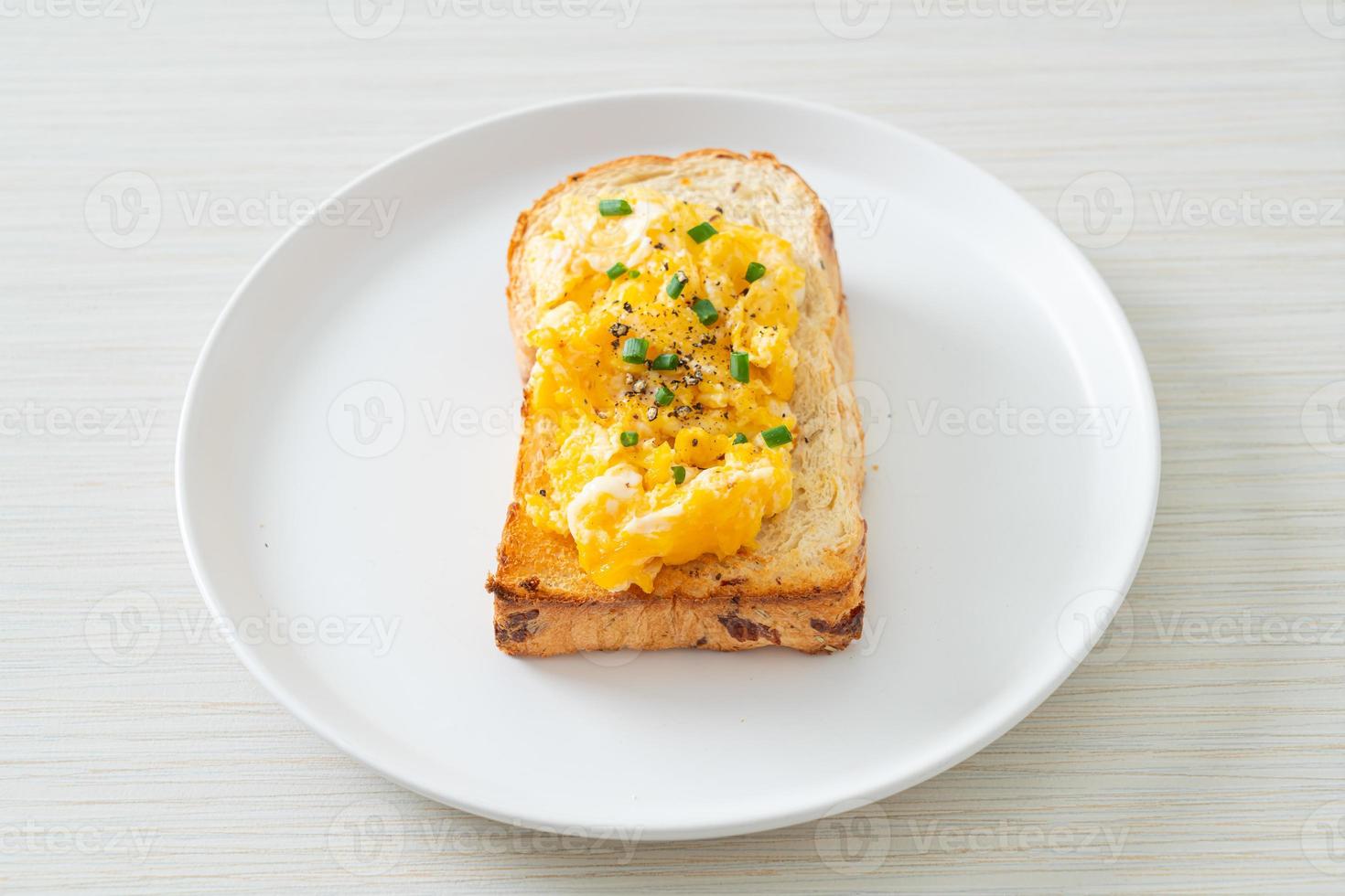 tostada de pan con huevos revueltos foto