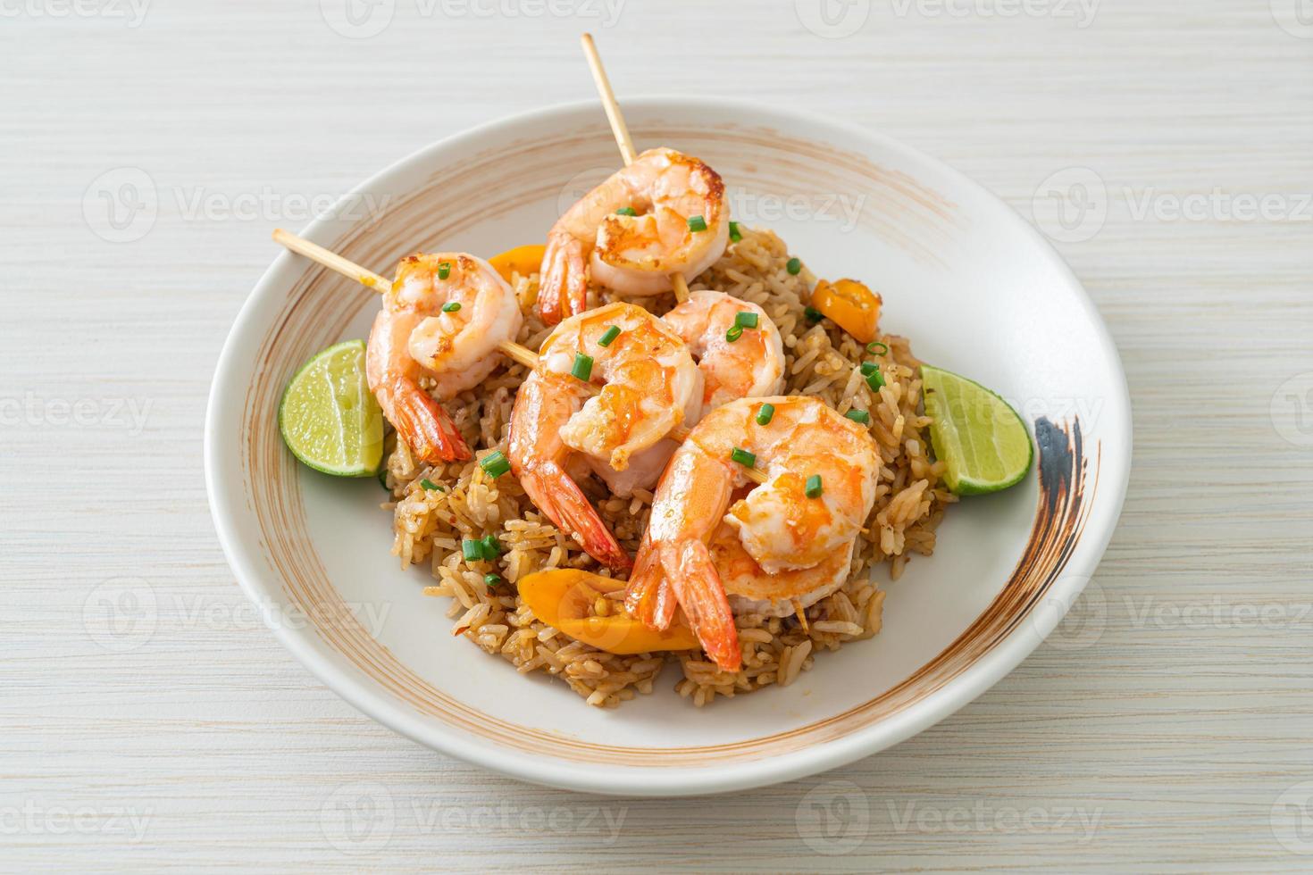 arroz frito con brochetas de gambas foto