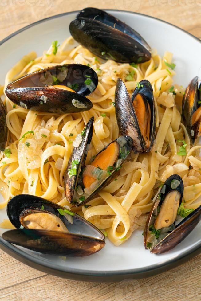 linguini espaguetis pasta vongole salsa de vino blanco foto