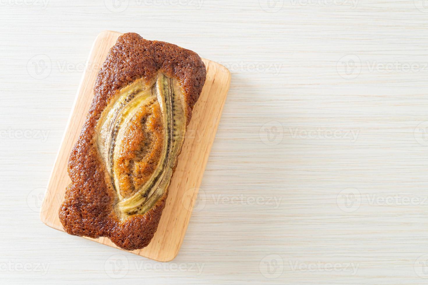 pastel de plátano en tablero de madera foto