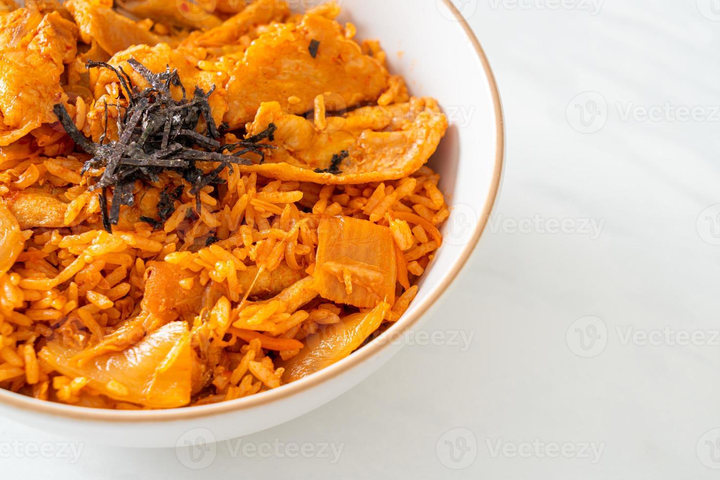 arroz frito con kimchi y carne de cerdo en rodajas foto