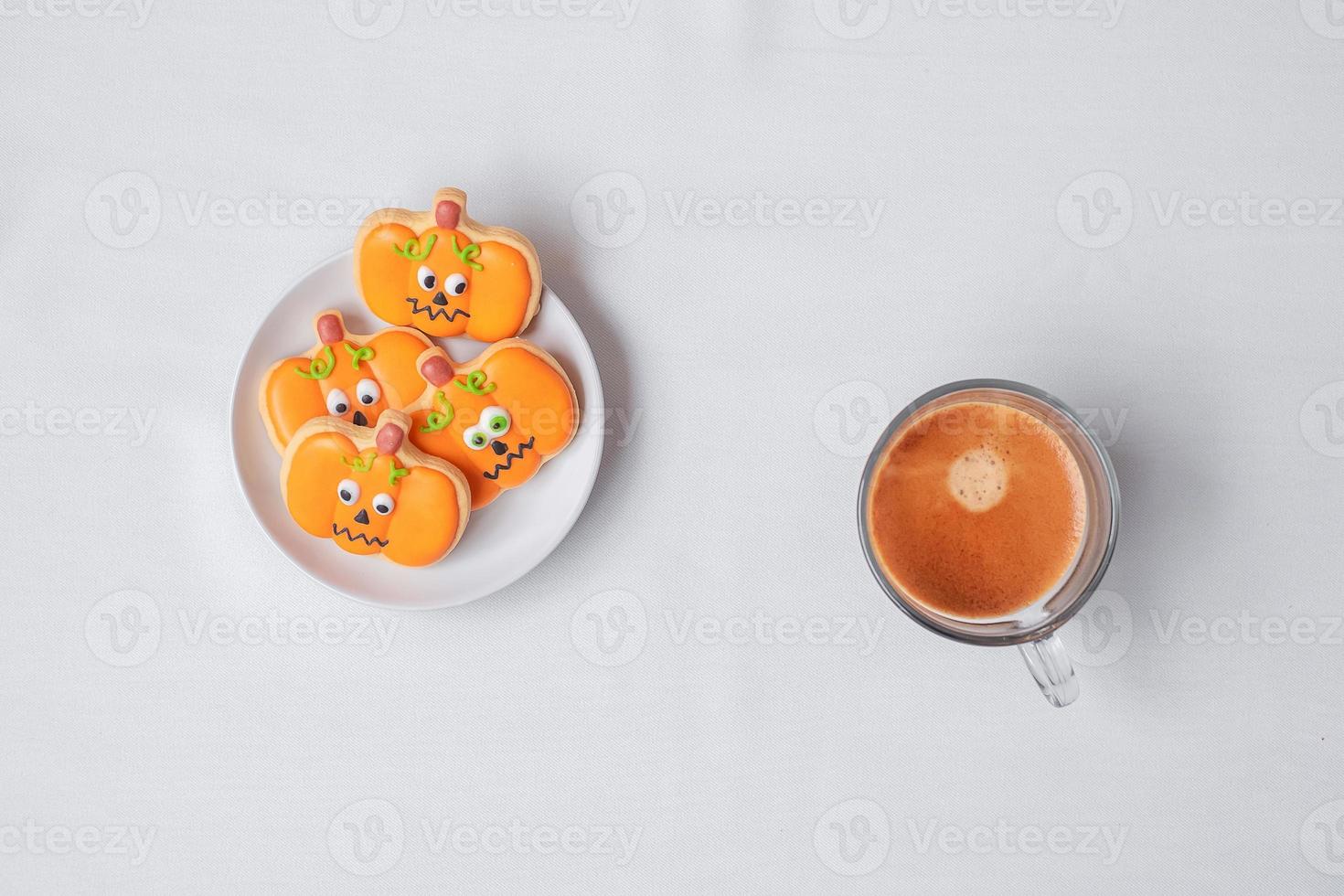 café expreso caliente o taza de chocolate con divertidas galletas de halloween. feliz día de halloween, truco o amenaza, hola octubre, otoño otoño, tradicional, concepto de fiesta y vacaciones foto