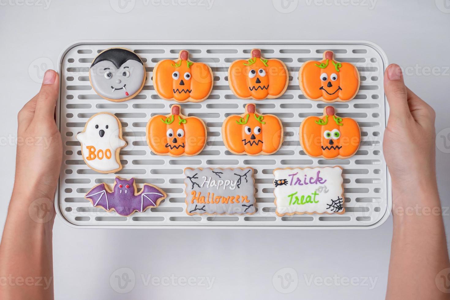 galletas divertidas de halloween en bandeja. truco o amenaza, feliz halloween, hola octubre, otoño otoño, festivo, fiesta y concepto de vacaciones foto