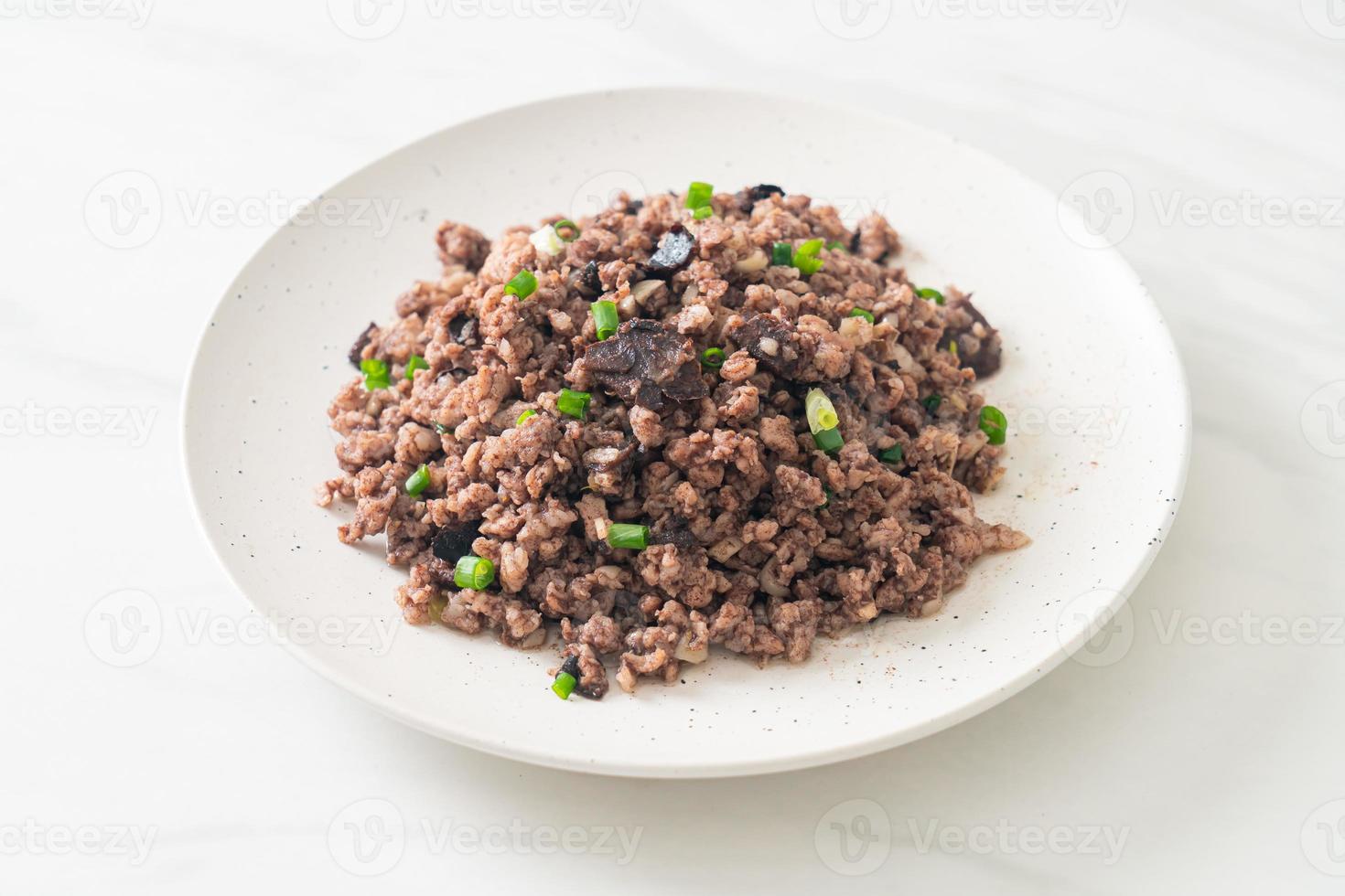 aceitunas chinas salteadas con carne de cerdo picada foto