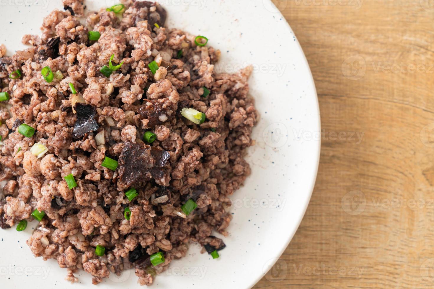 aceitunas chinas salteadas con carne de cerdo picada foto