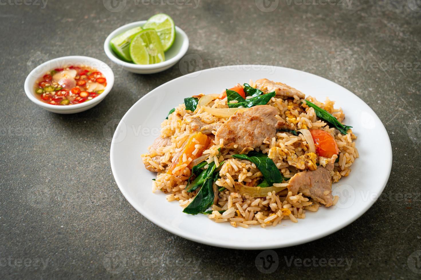 arroz frito con carne de cerdo en un plato foto