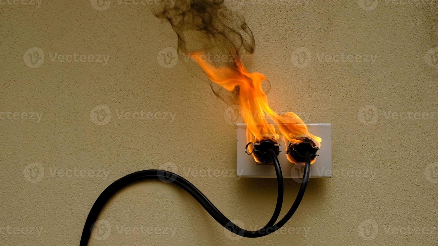 En el receptáculo del enchufe del cable eléctrico de incendios en el fondo de la pared de hormigón foto