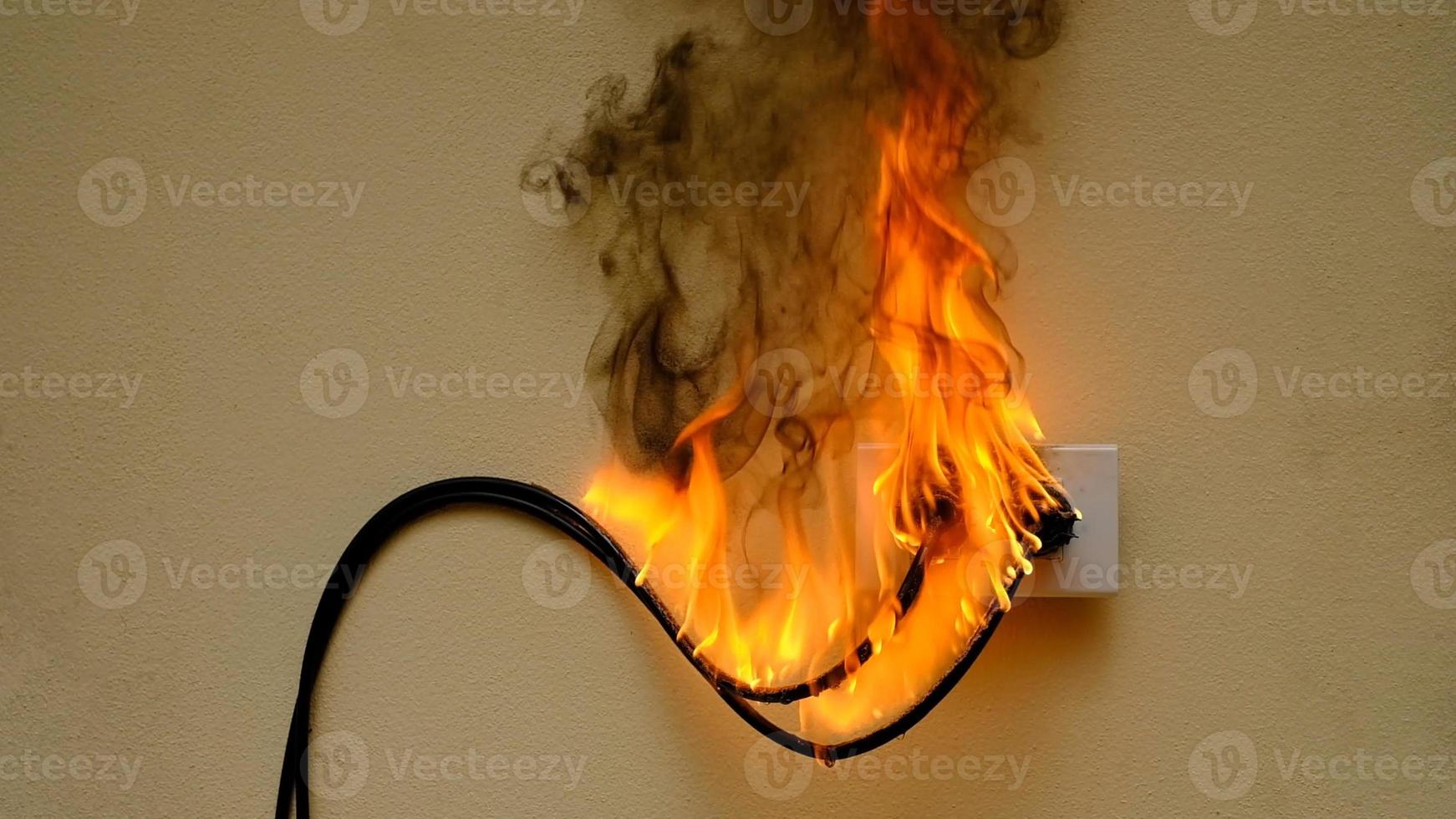 En el receptáculo del enchufe del cable eléctrico de incendios en el fondo de la pared de hormigón foto