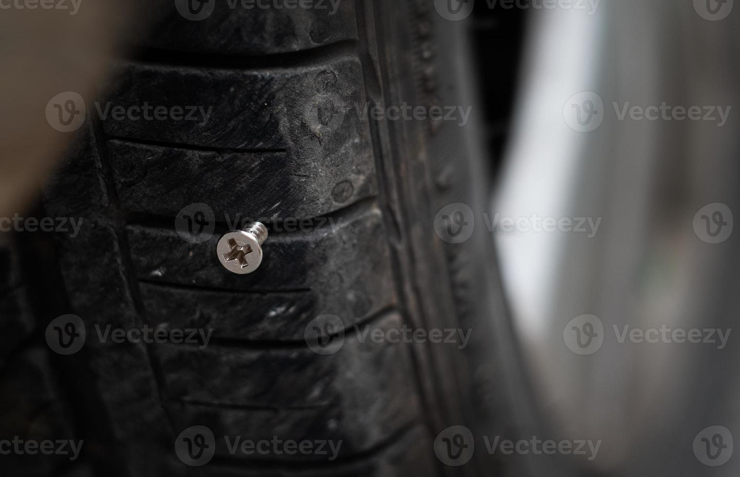 Cerrar la cabeza del botón de la aguja del tornillo de metal clavo pegado para pinchar en el neumático de la rueda foto