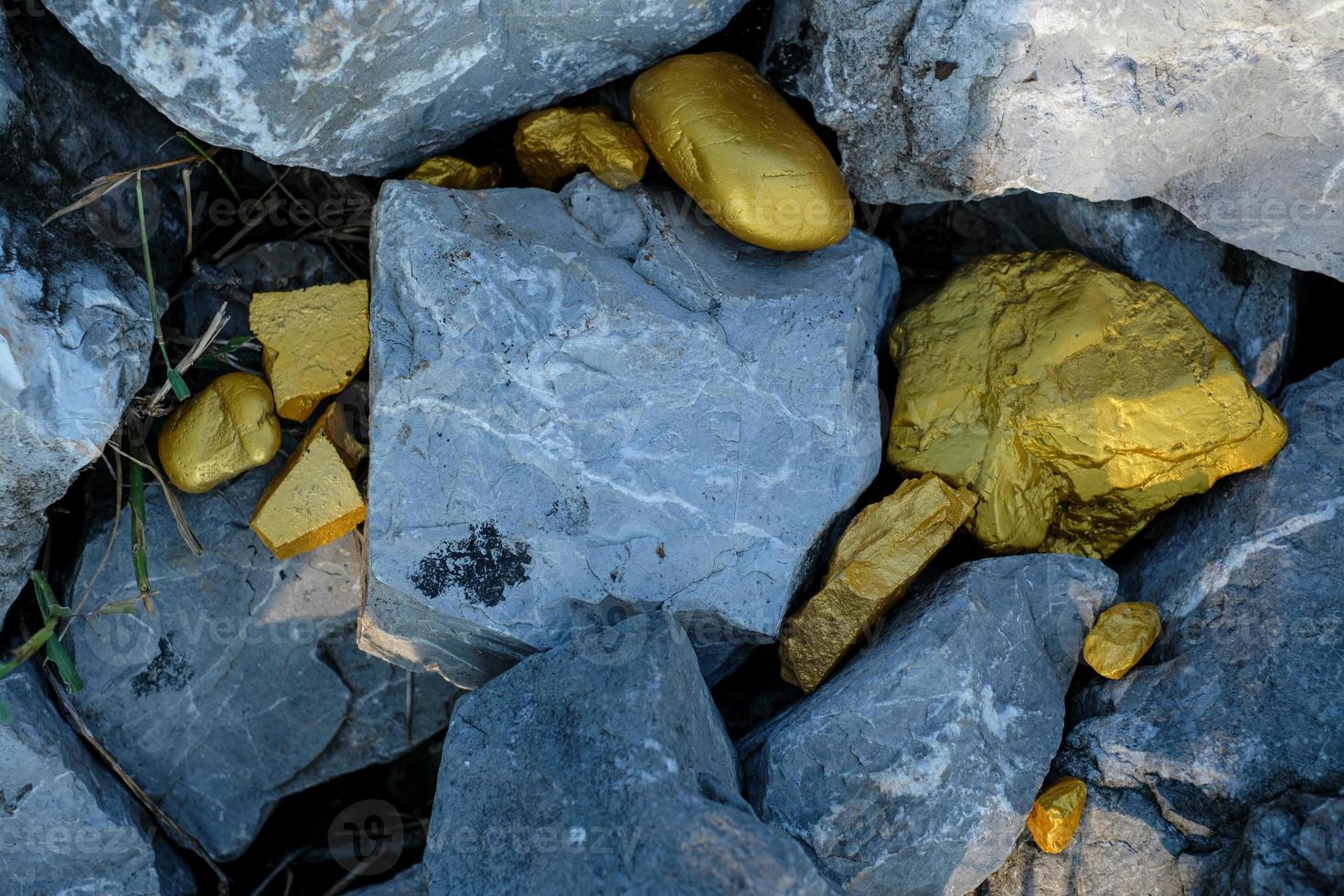 pepita de oro y fondo de piedra de granito gris foto