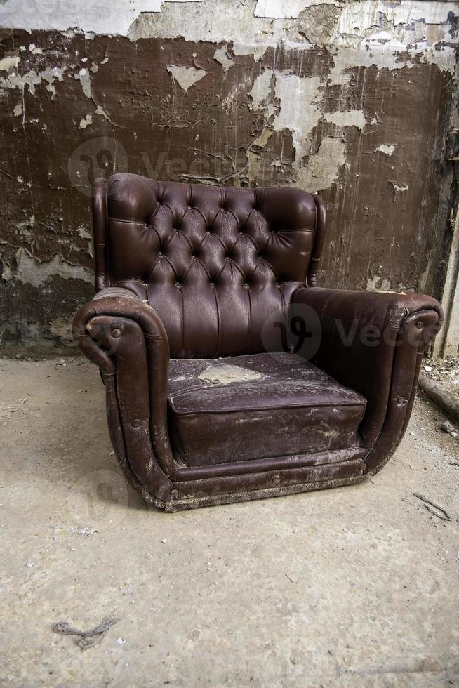 viejo sillón de cuero abandonado foto