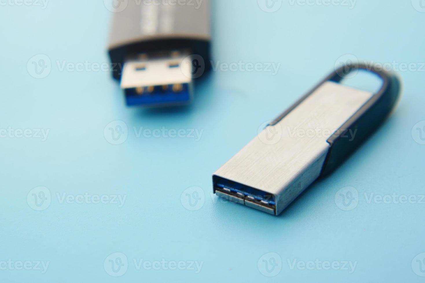 Unidad flash USB sobre fondo azul cerrar foto