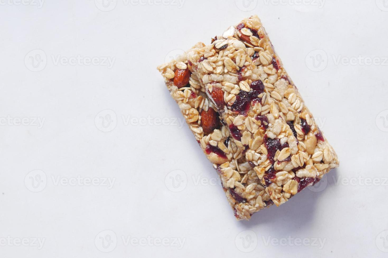 Barras de proteína de almendras, pasas y avena en la mesa foto