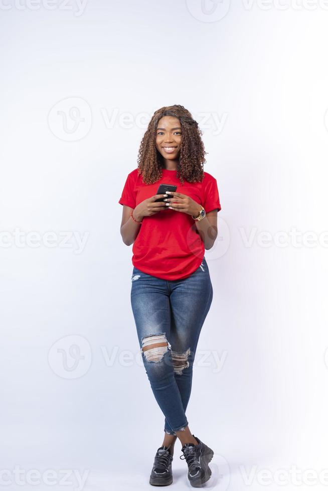 joven, bastante, mujer negra, utilizar, en, ella, teléfono, y, sonriente foto
