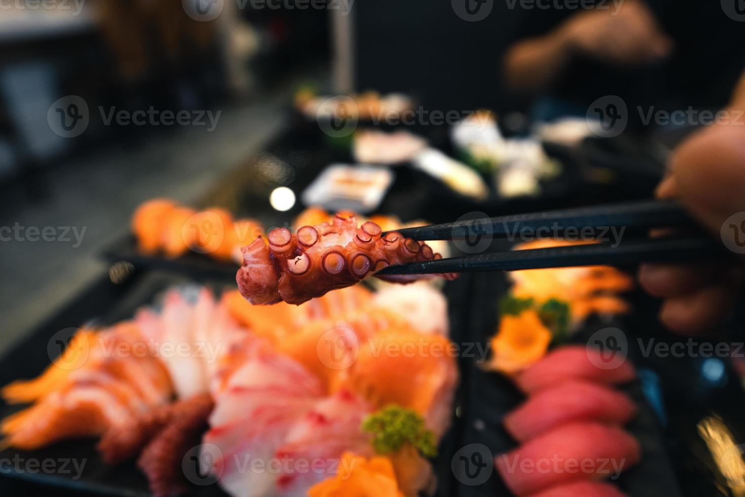 sashimi y sashimion un plato en un restaurante japonés foto