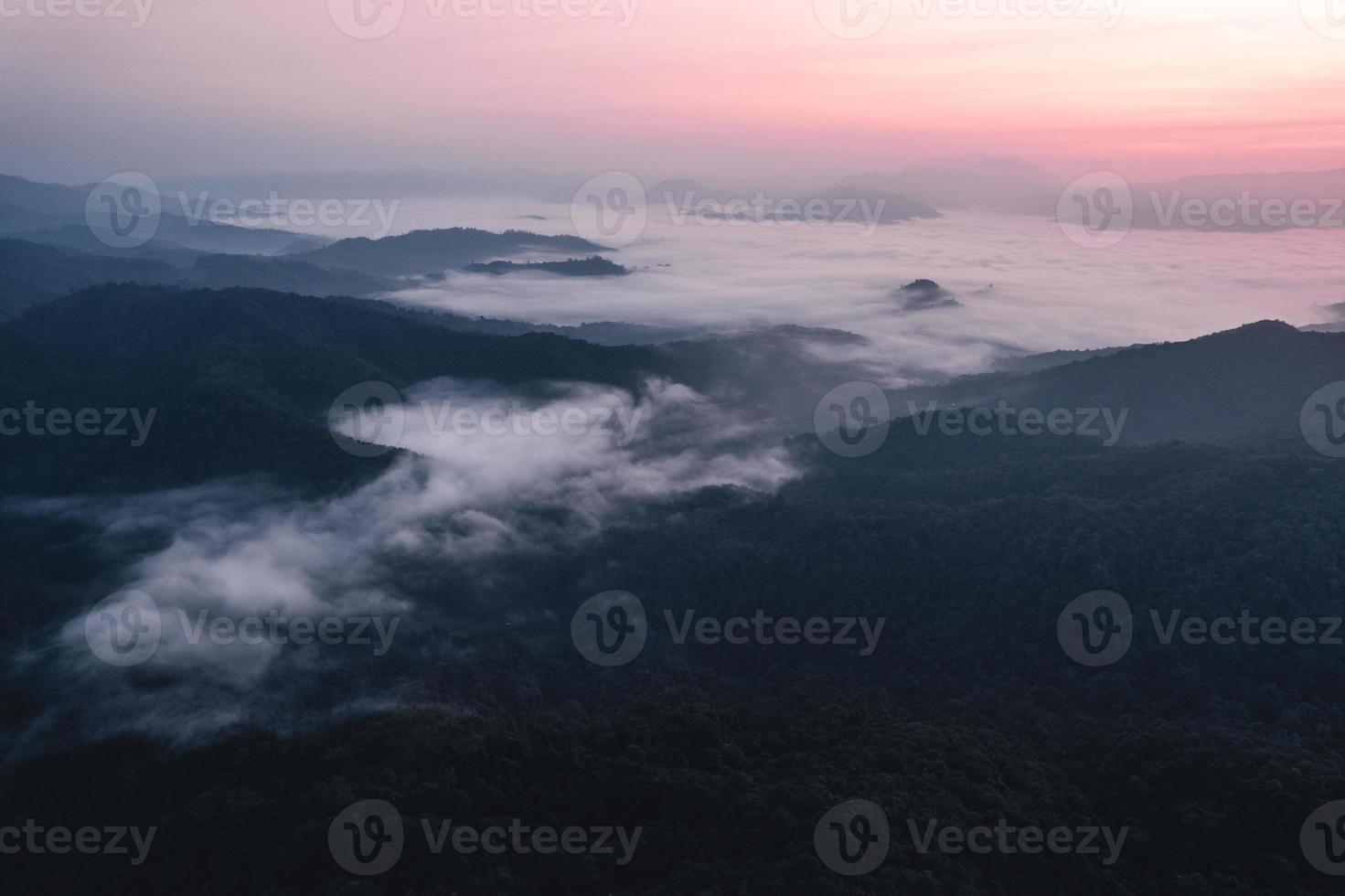 montañas y amanecer en la mañana foto