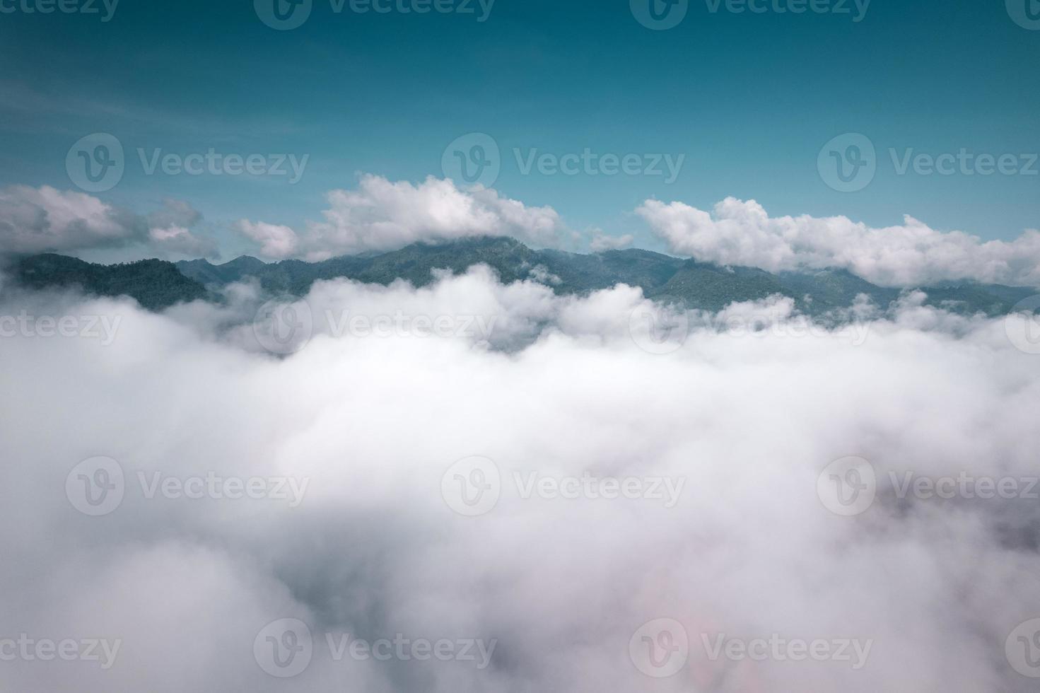 niebla y montañas en el ángulo alto de la mañana foto