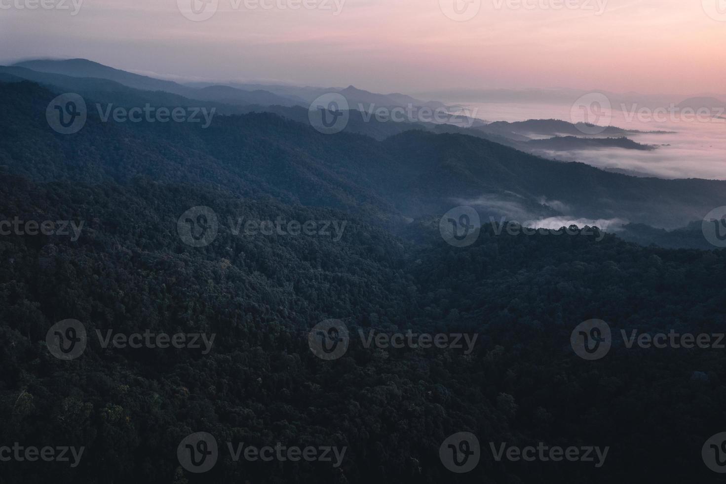 montañas y amanecer en la mañana foto