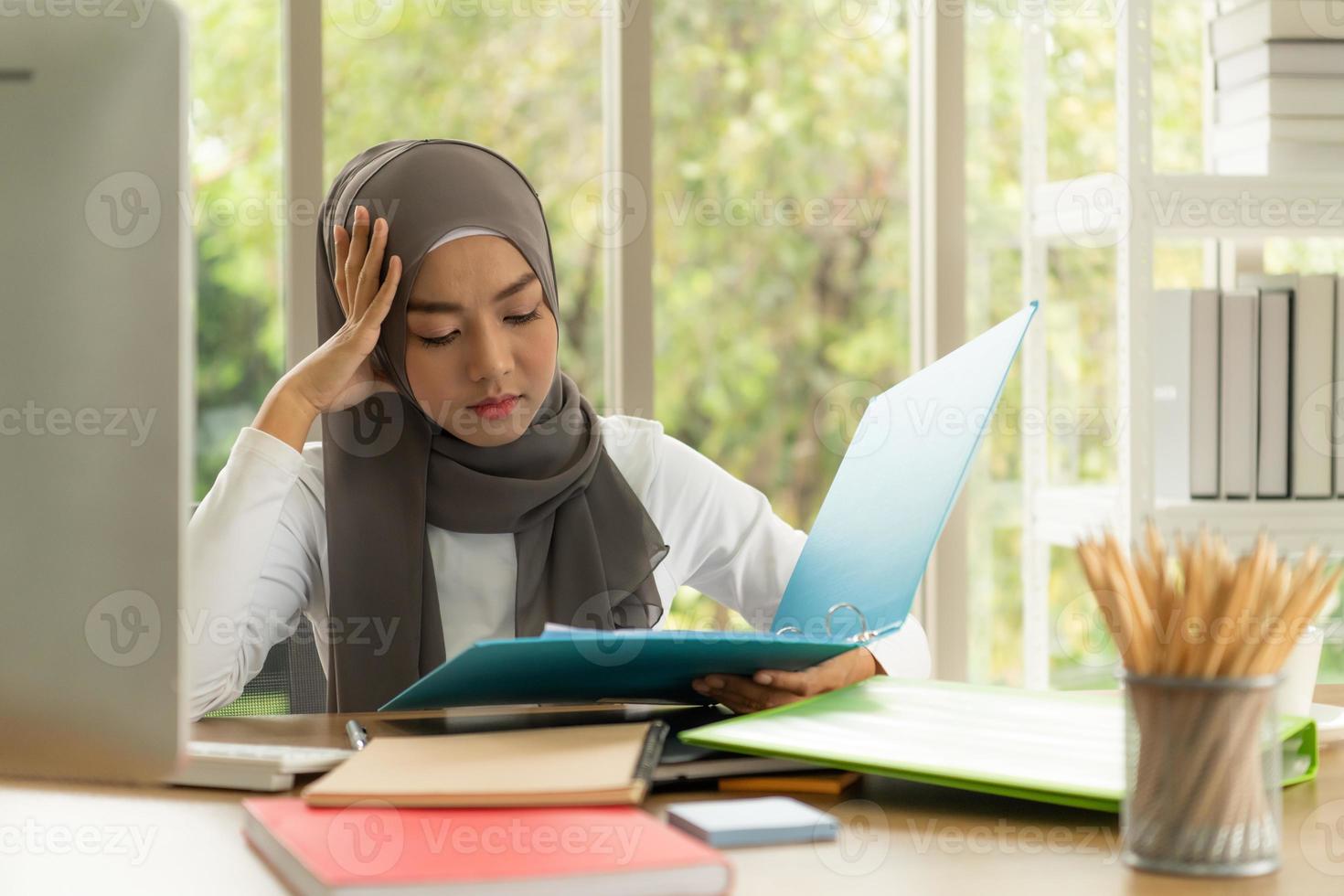 La empresaria árabe vistiendo hijab trabaja en la oficina. foto