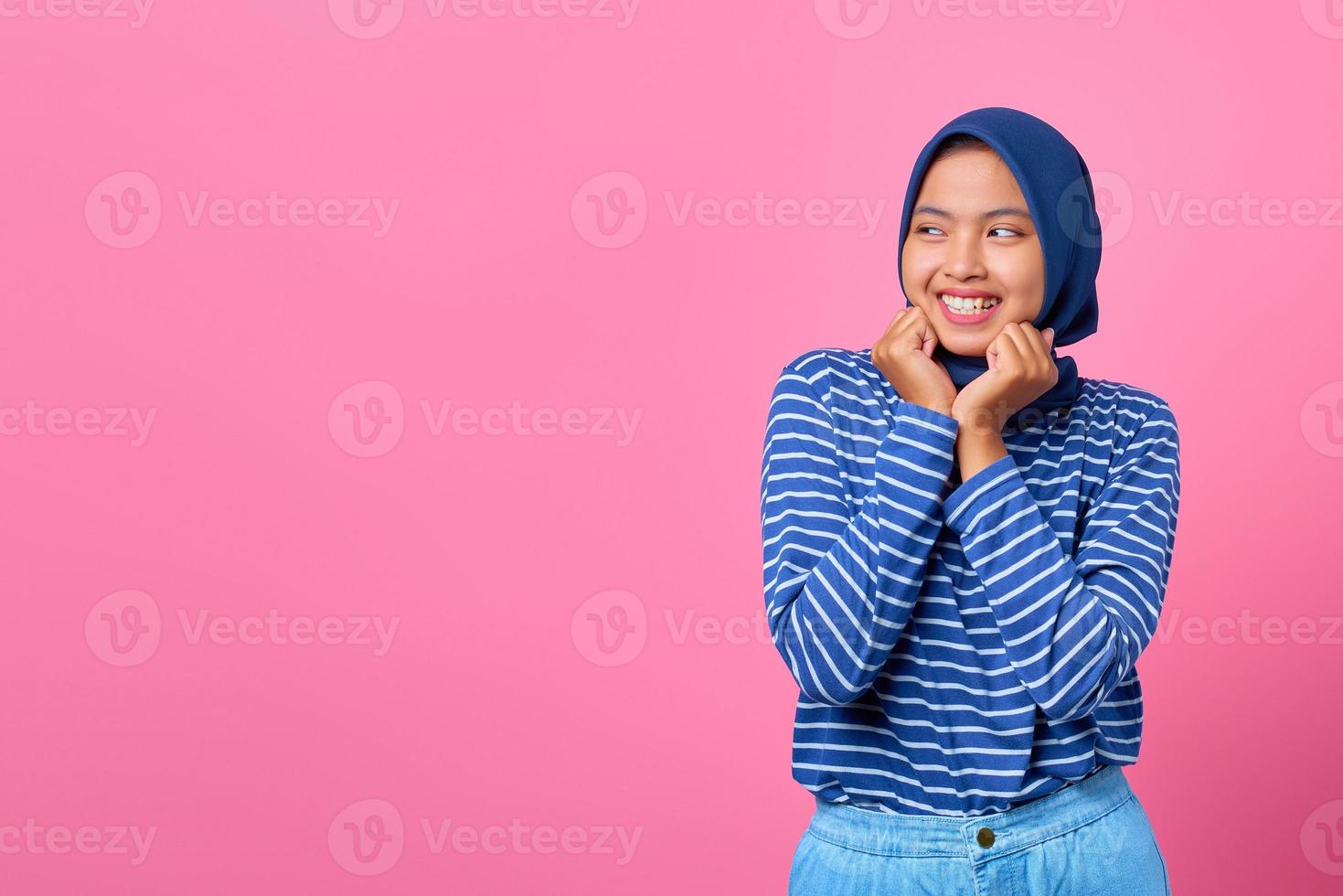 retrato, de, sonriente, joven, mujer asiática, con, entregue barbilla, y, mirar hacia el lado foto