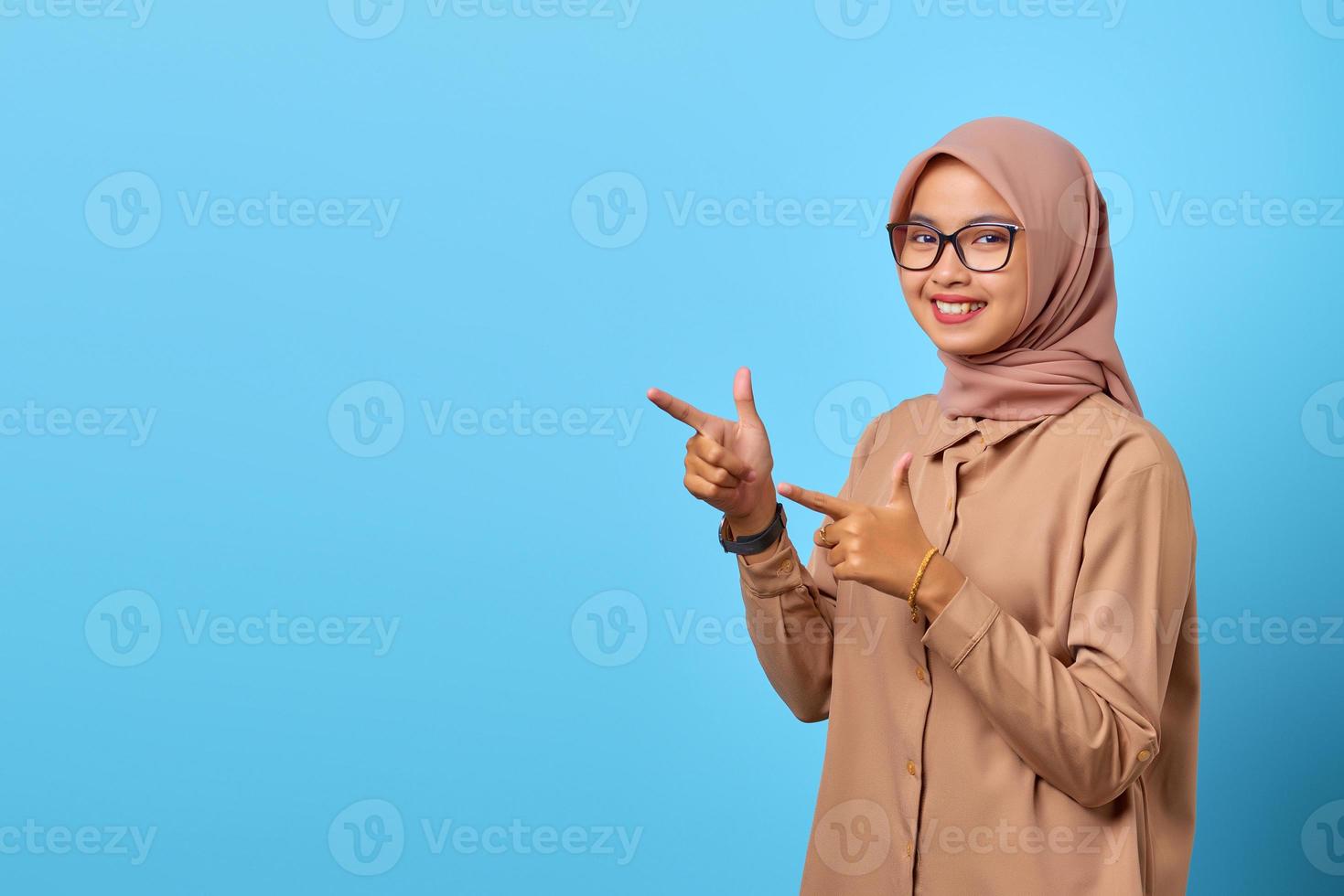 retrato, de, sonriente, joven, mujer asiática, señalar con el dedo, para copiar, espacio foto