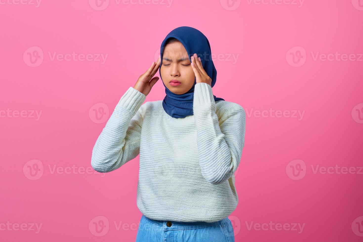 retrato, de, joven, mujer asiática, mirar, mareado, y, teniendo, dolor de cabeza foto