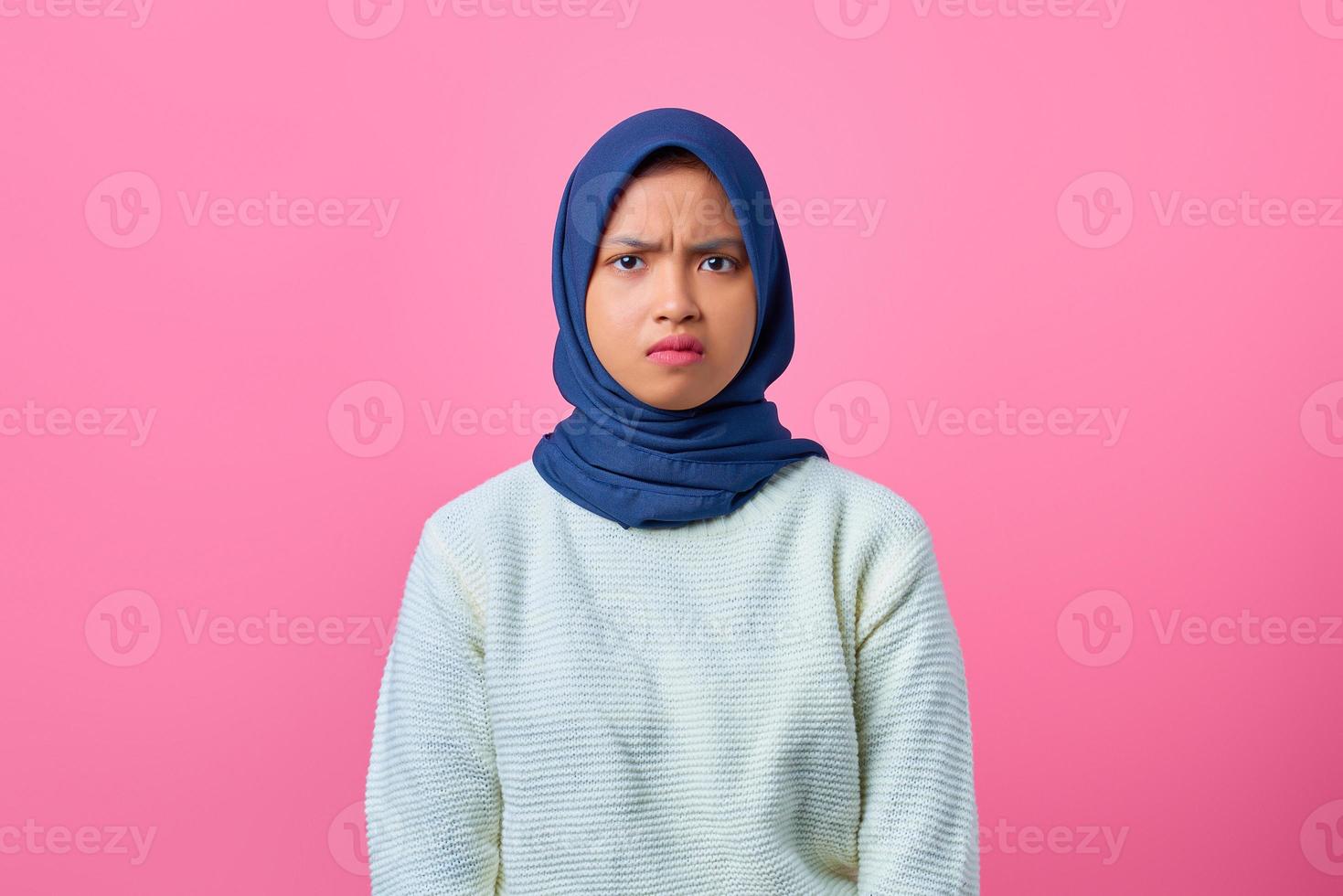 retrato, de, tristeza, joven, mujer asiática, mirar cámara del juez, en, fondo rosa foto