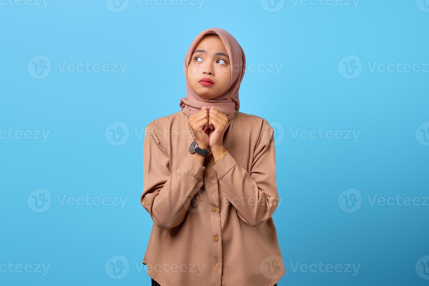 Retrato de joven mujer asiática haciendo plan en mente sobre fondo azul. foto