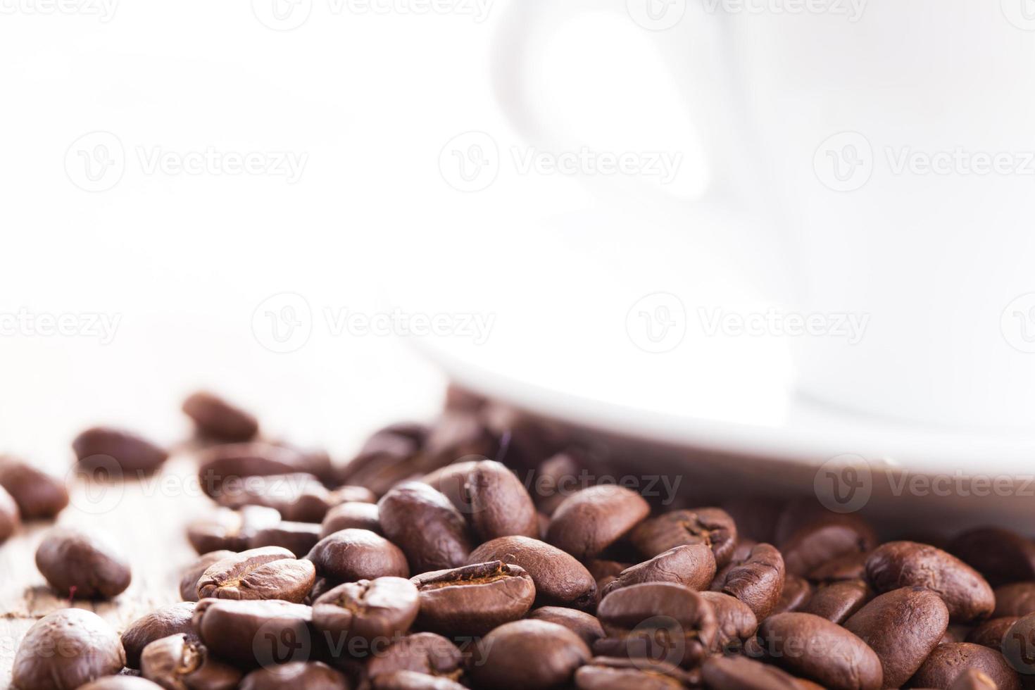 granos de café y taza foto