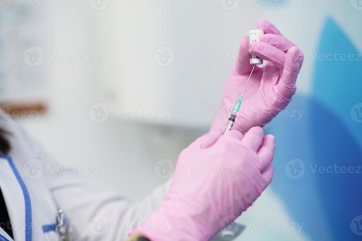 médico estético preparando la jeringa con la toxina botulínica. foto