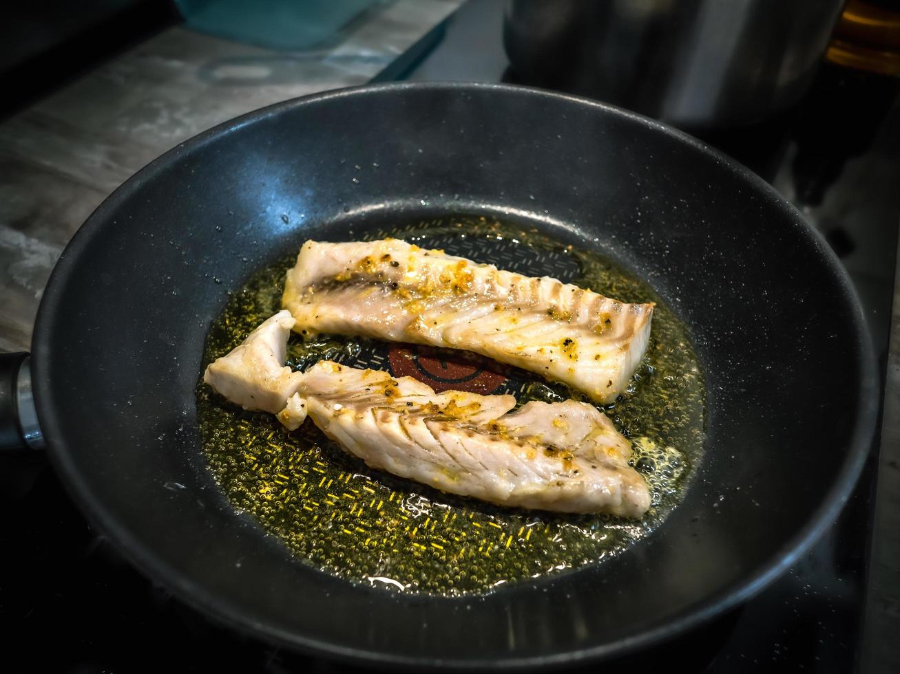 pescado frito en una sartén, vista superior, vitaminas omega 3 foto