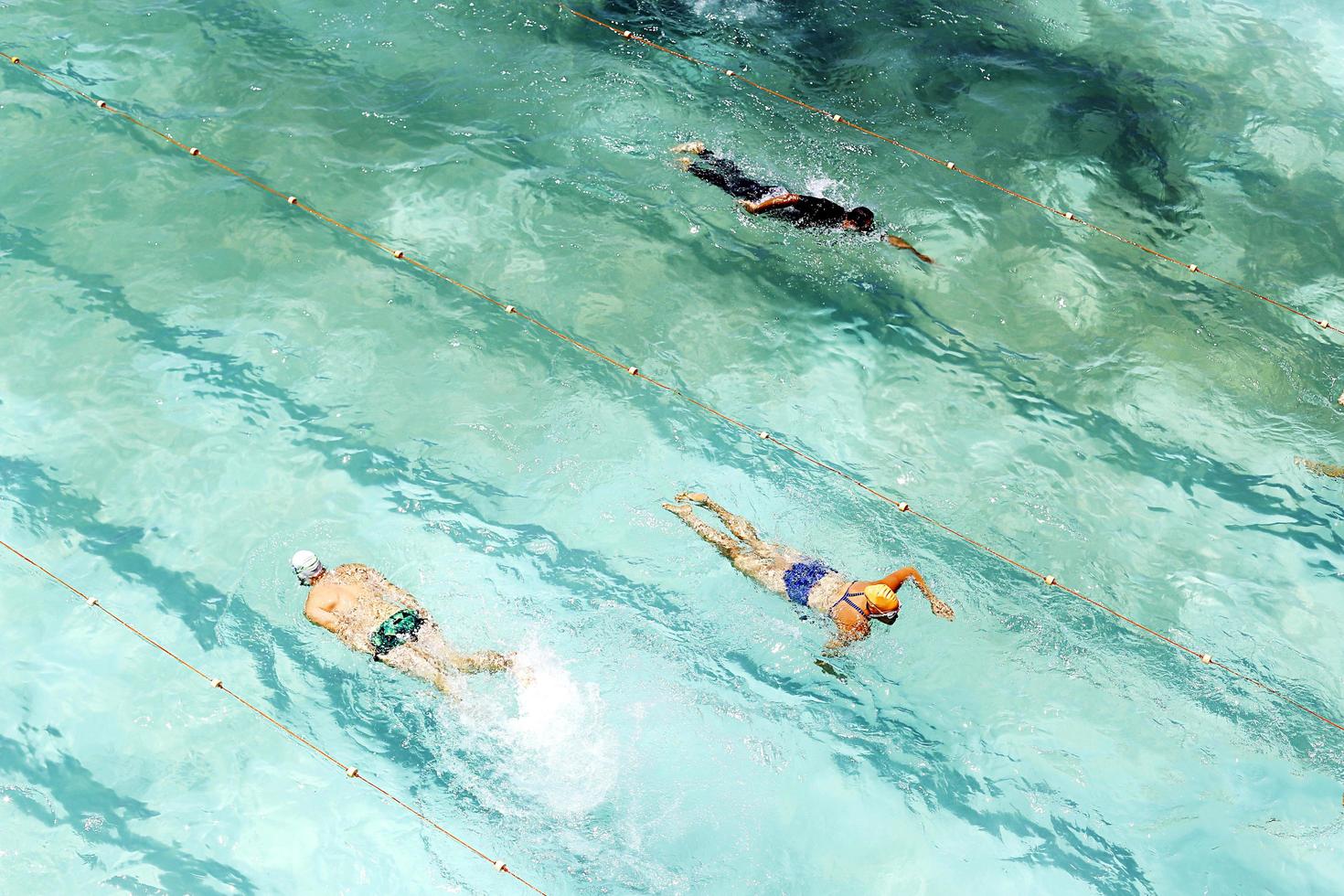 Sydney, Australia, 21 de enero de 2017 - Personas no identificadas en Bondi Baths en Sydney, Australia. es un charco de marea abierto en 1929. foto