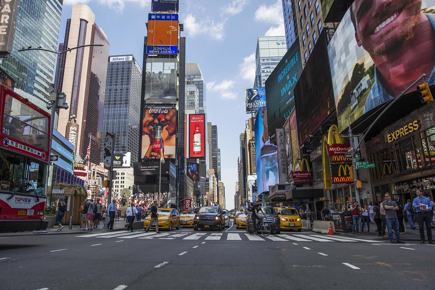 Nueva York, Estados Unidos, 31 de agosto de 2017 - Personas no identificadas en Times Square, Nueva York. Times Square es el lugar turístico más popular de la ciudad de Nueva York. foto