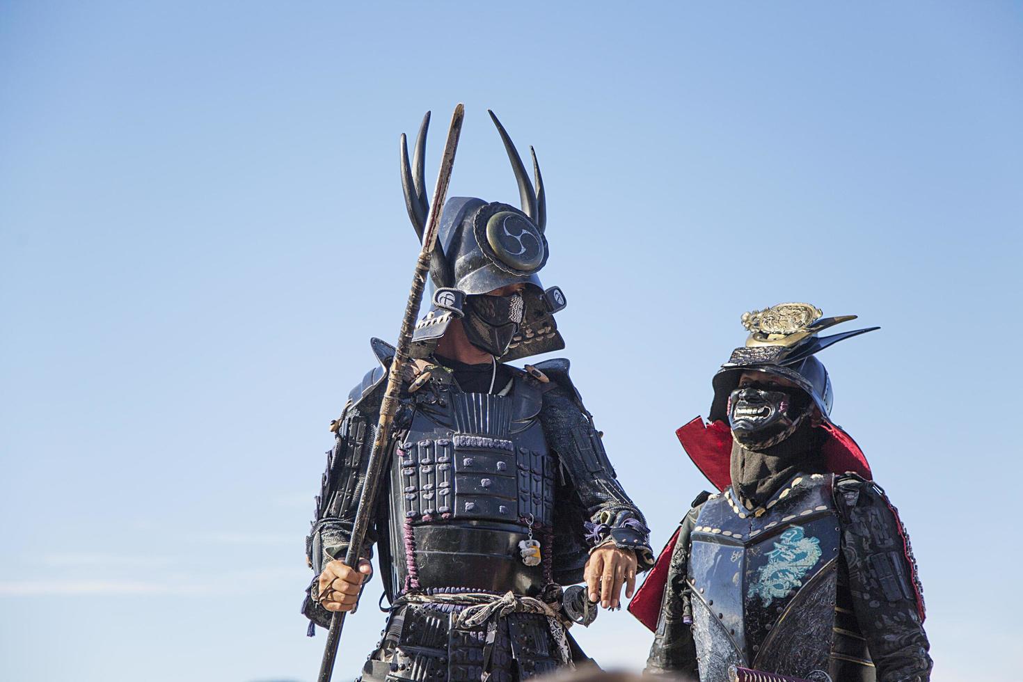 miyajima, japón, 10 de octubre de 2016 - hombres no identificados vestidos como samuráis en el santuario de itsukushima en la isla de muyajima, japón. santuario es un sitio del patrimonio mundial de la unesco desde 1996. foto