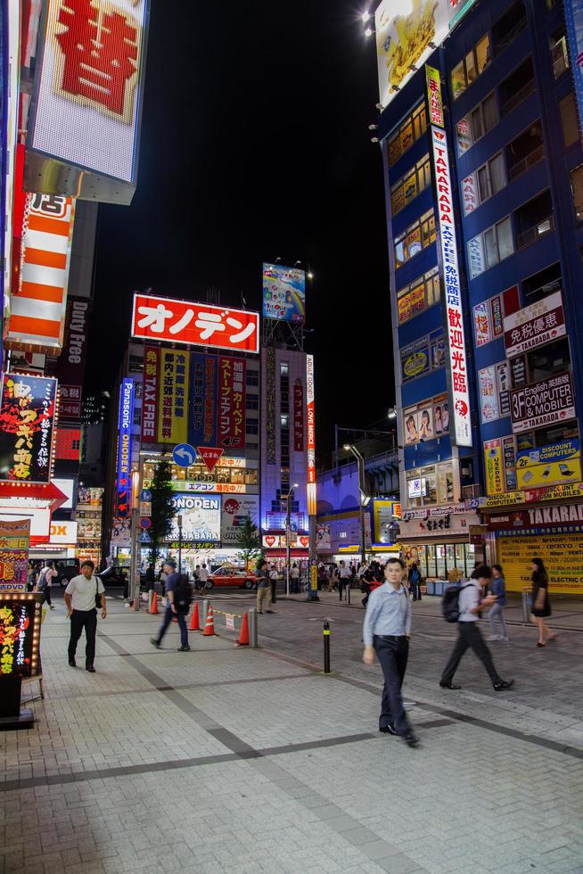 tokio, japón, 5 de octubre de 2016 - personas no identificadas en la calle en el distrito de akihabara en tokio. akihabara es un centro cultural otaku y un distrito comercial de videojuegos y productos informáticos foto