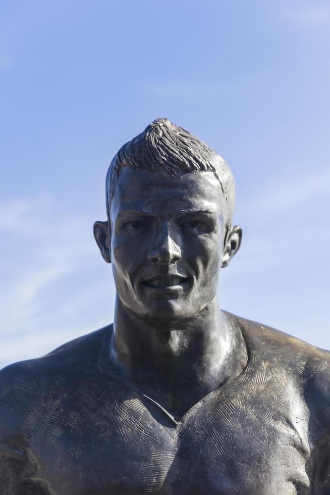 funchal, portugal, 9 de febrero de 2020, estatua de christiano ronaldo en funchal en la isla de madeira, portugal. La estatua del famoso futbolista madeirense fue creada por el escultor ricardo velosa en 2014. foto