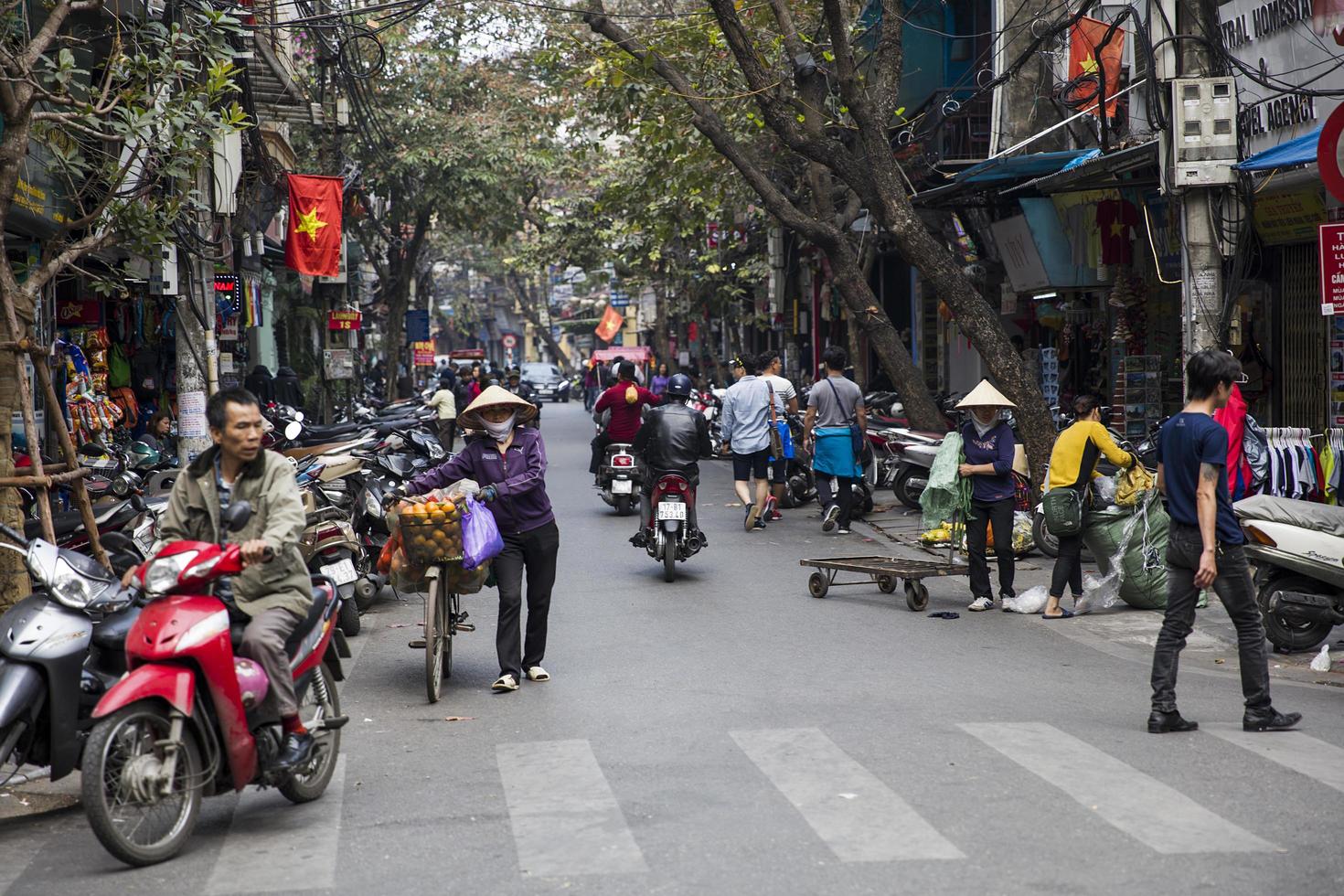 hanoi, vietnam, 2 de marzo de 2017 - personas no identificadas en la calle de hanoi, vietnam. En Hanoi, las motos han superado a las bicicletas como principal medio de transporte. foto
