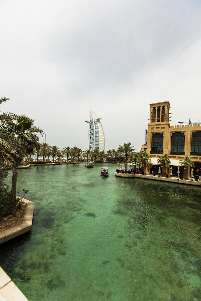 dubai, emiratos árabes unidos, 8 de mayo de 2015 - personas no identificadas en madinat jumeirah en dubai. madinat jumeirah abarca dos hoteles y grupos de 29 casas árabes tradicionales. foto