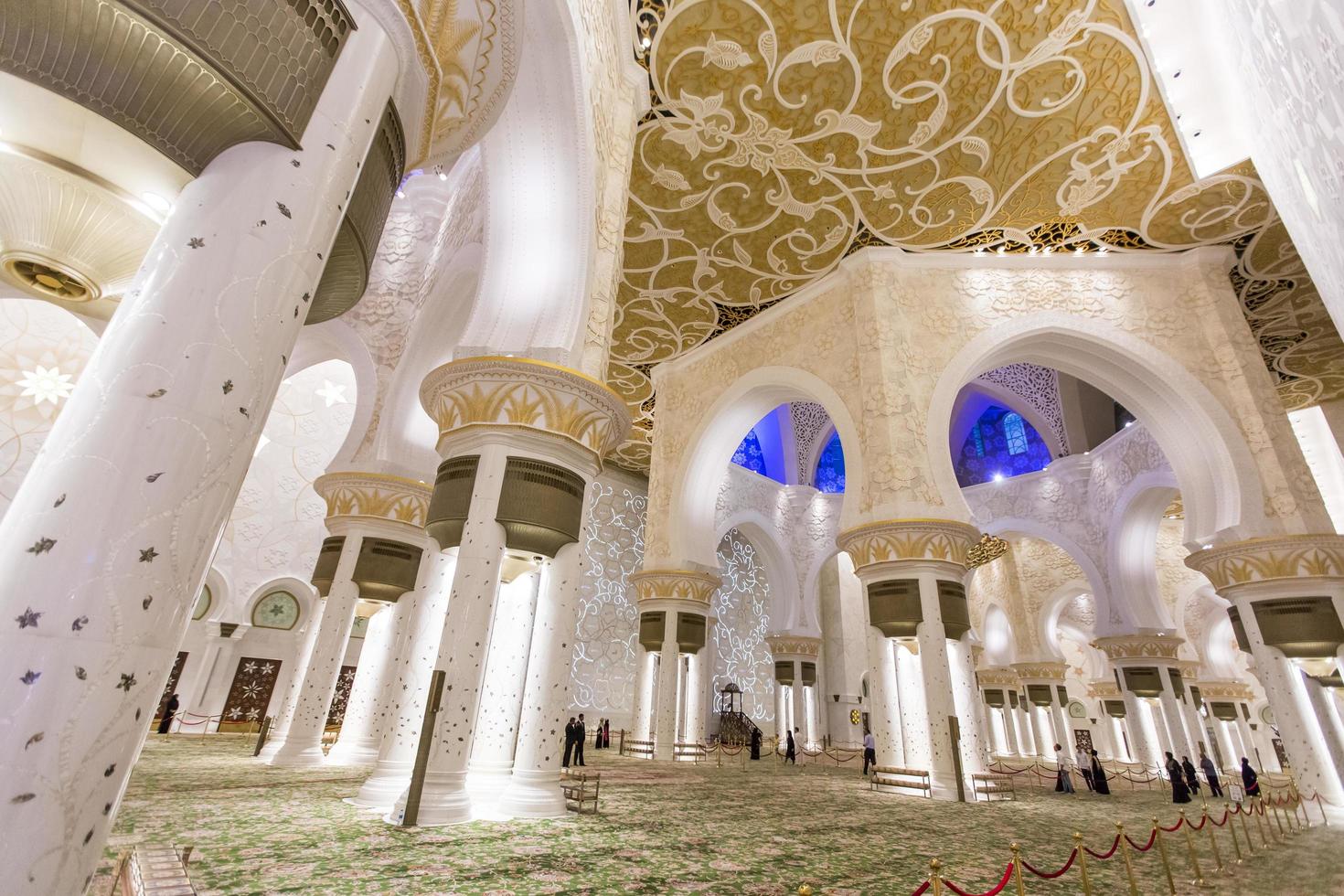 abu dhabi, emiratos árabes unidos, 4 de mayo de 2015 - interior de la mezquita sheikh zayed en abu dhabi. La mezquita fue diseñada por Yusef Abdelki y se inauguró en 2007. foto