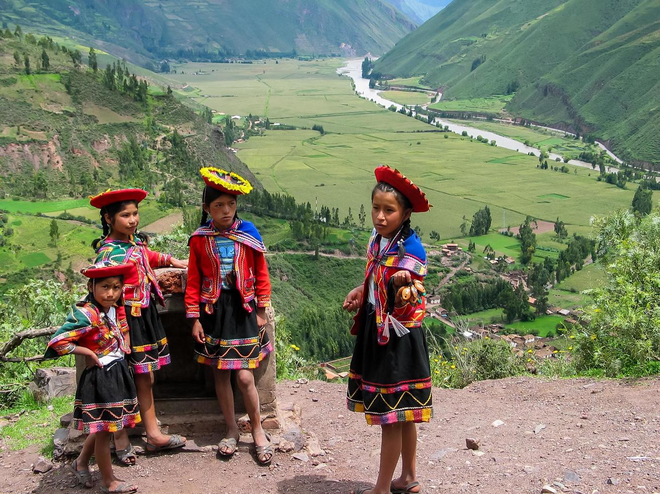 pisac, perú, 2 de marzo de 2006 - niños no identificados en mirador taray cerca de pisac en perú. mirador taray es una vista panorámica a lo largo de la carretera que domina el valle sagrado de los incas. foto