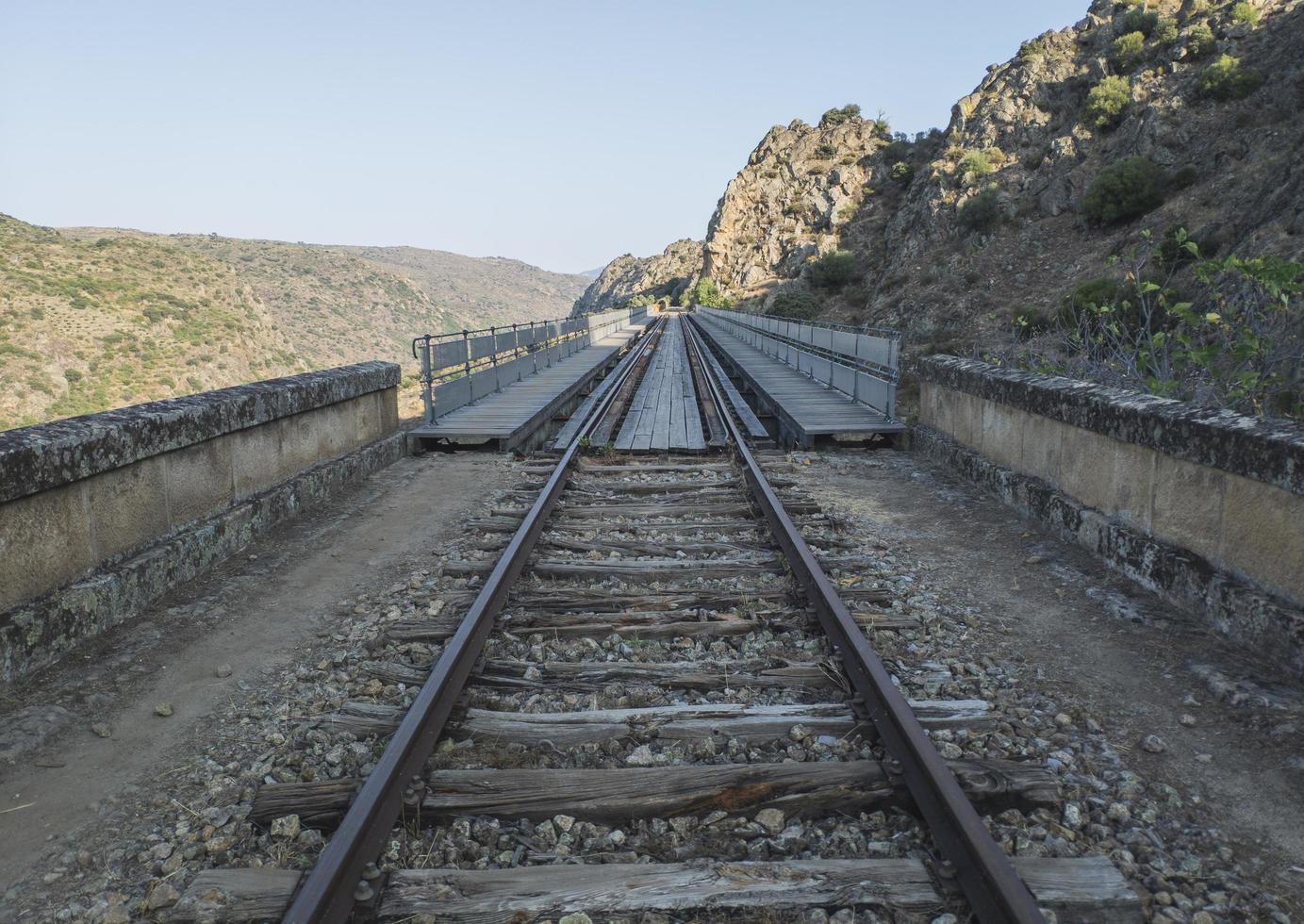 Puente de ferrocarril abandonado a través de las montañas. foto
