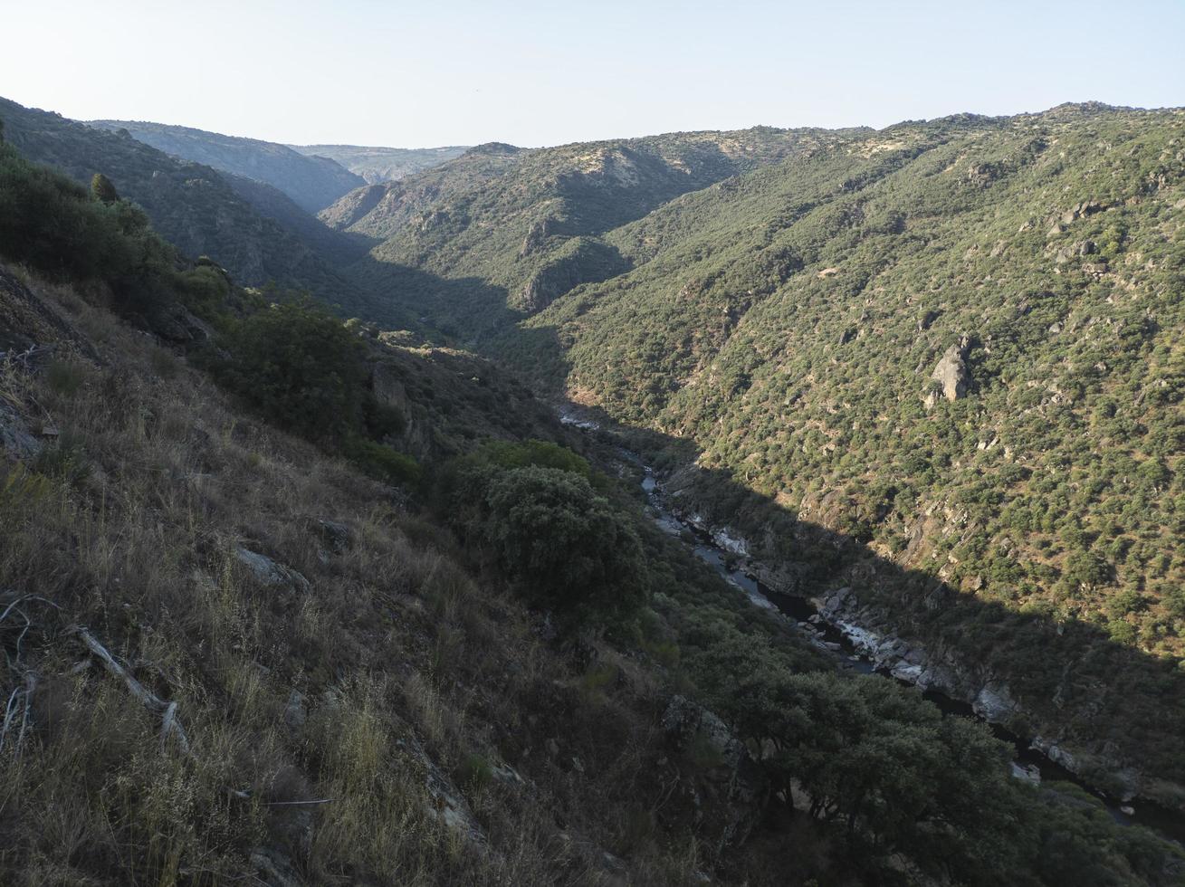 paisaje de montaña en las arribes del duero, salamanca, españa. foto