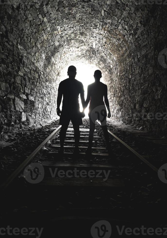 silueta, pareja, manos de valor en cartera, final, túnel foto