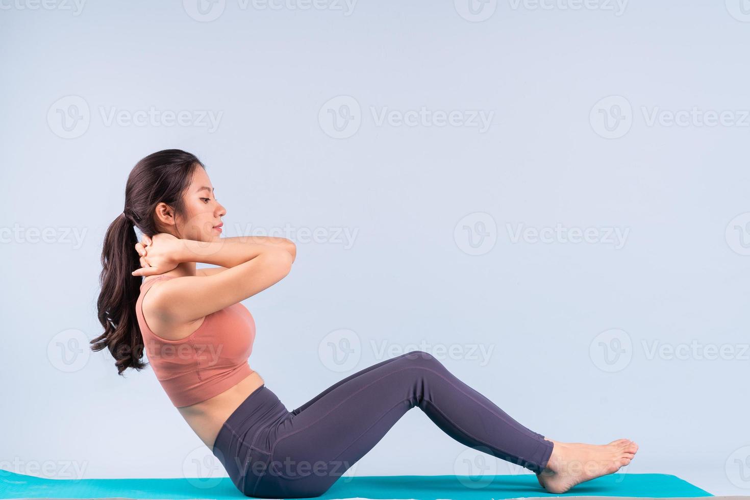 Hermosa mujer asiática vistiendo ropa deportiva y haciendo yoga, fitness y concepto de gimnasio foto