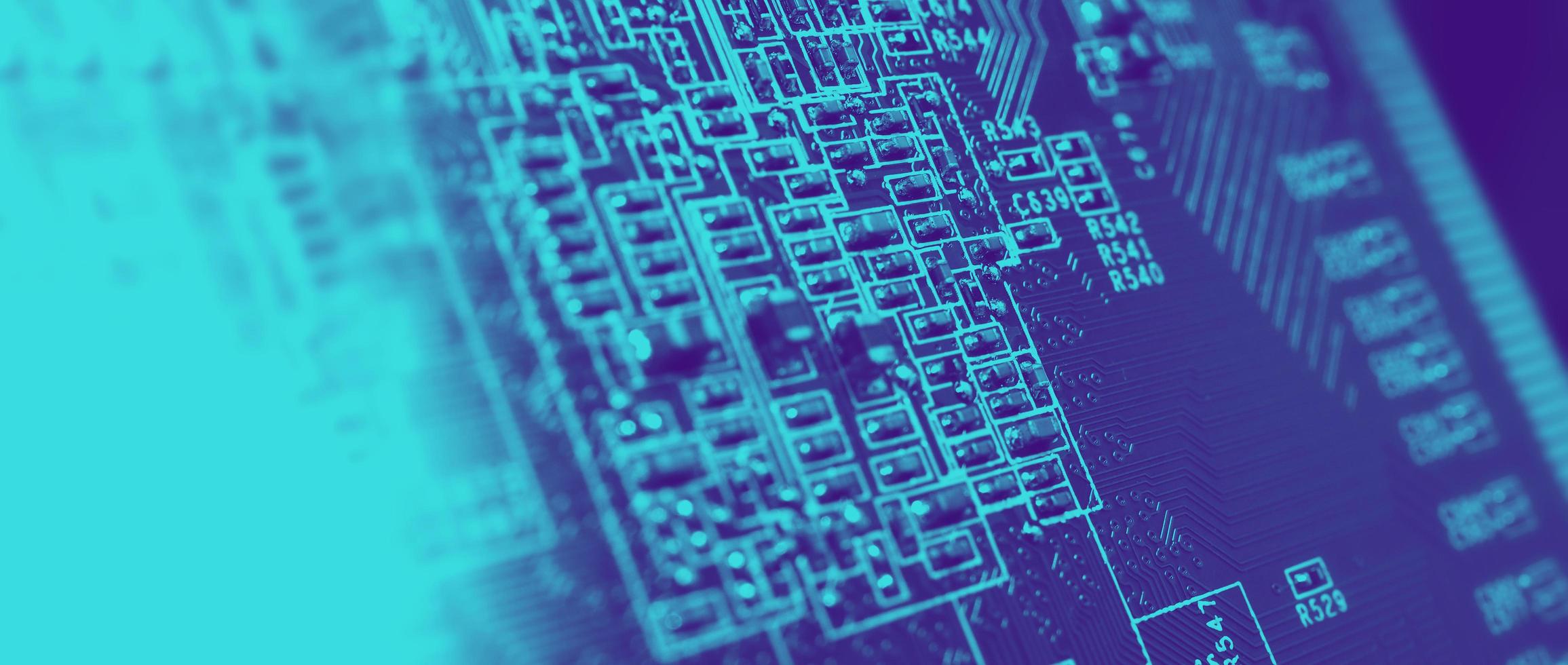 semiconductor. Chip de CPU ubicado en la placa base verde de la computadora. foto