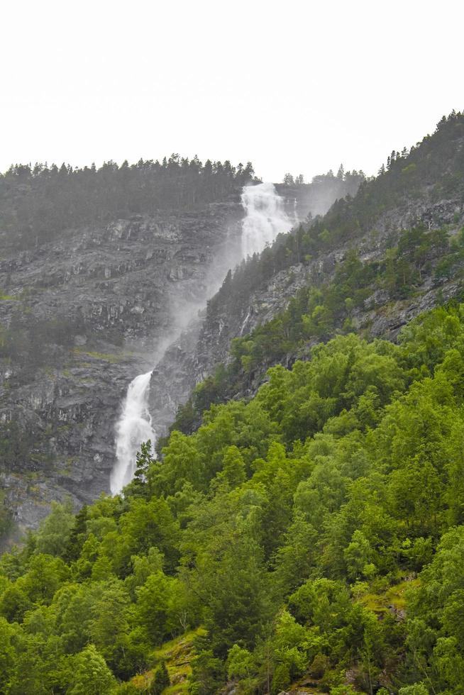 cascada en aurlandsfjord aurland sognefjord en noruega. foto