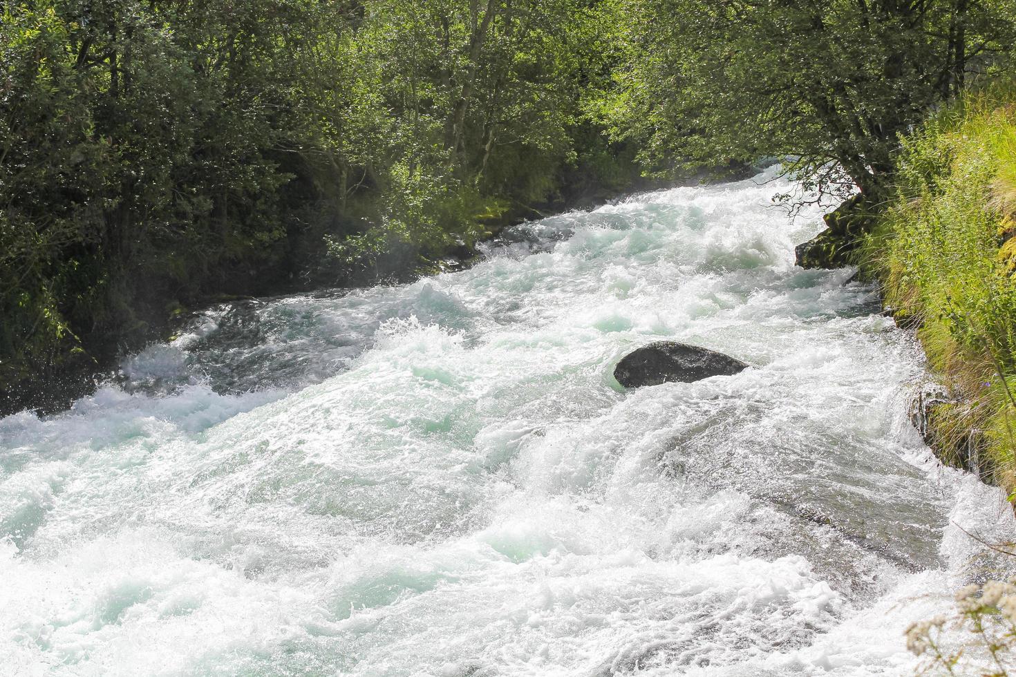 agua turquesa en el río en undredal aurlandsfjord sognefjord noruega. foto