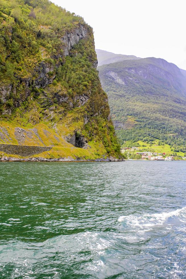 noruego hermoso paisaje de montaña y fiordo, aurlandsfjord sognefjord en noruega. foto